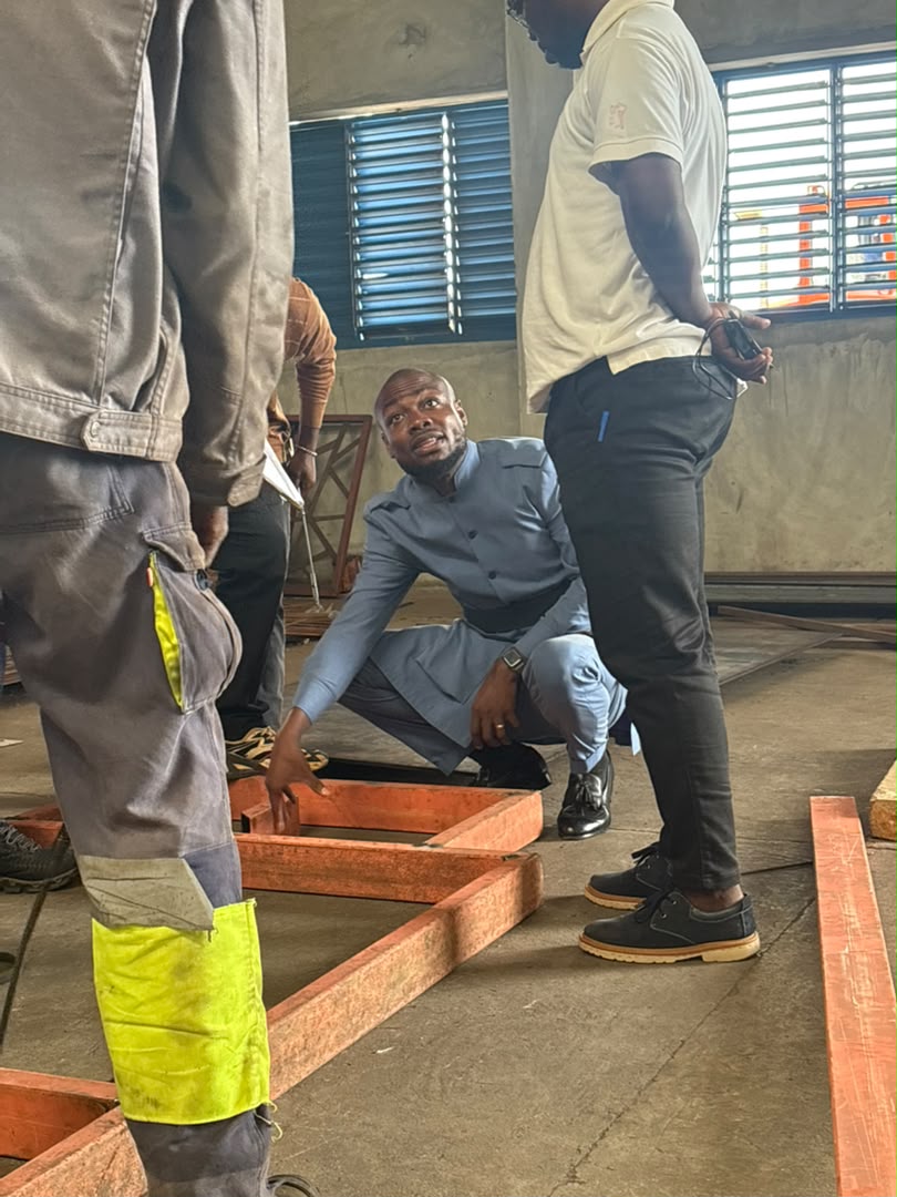 Inspection du châssis AGOOJIYÉ en cours d’assemblage
