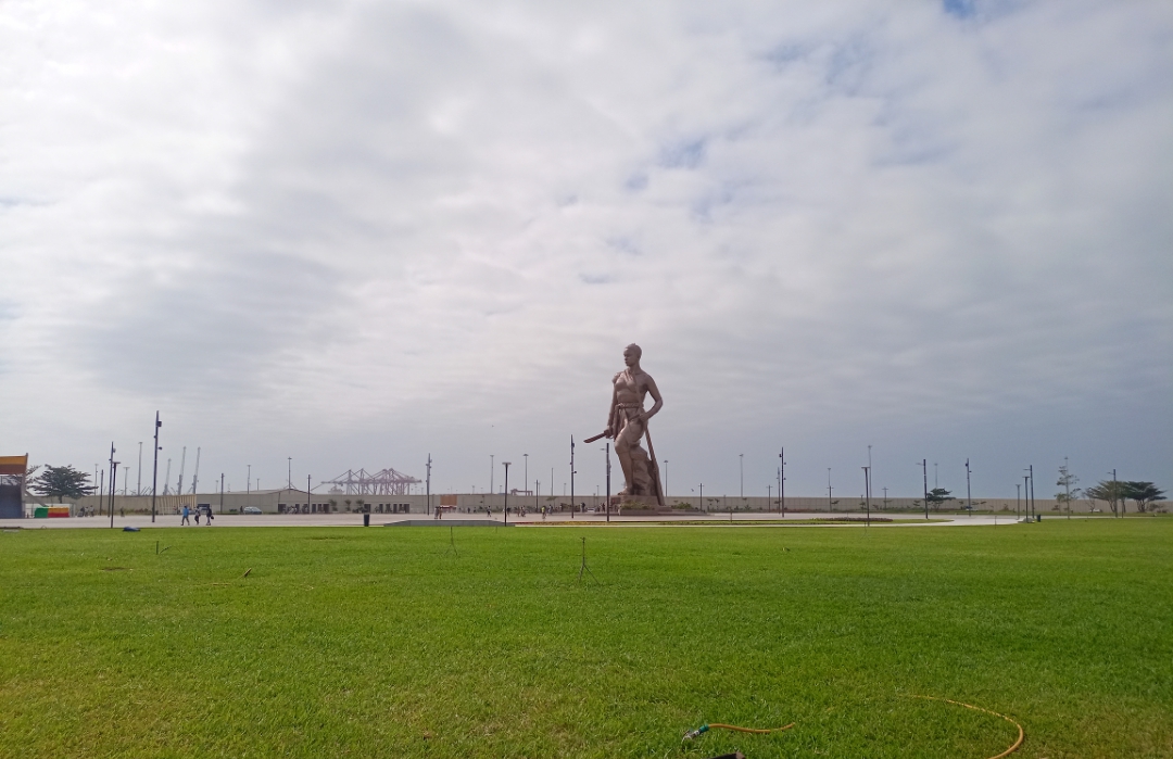 Photo réelle de l’Amazone et des pelouses de son esplanade